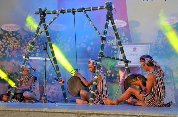 Nghệ thuật Chiêng 3 của người Hrê, huyện Ba Tơ được trình diễn trên sân khấu
