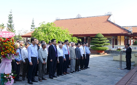 Dâng hương nhân kỷ niệm 114 năm Ngày sinh Thủ tướng Phạm Văn Đồng