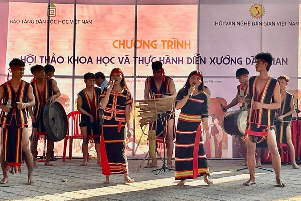 Hội thảo khoa học “Những báu vật nhân văn sống với việc bảo tồn văn hóa, văn nghệ dân gian các dân tộc Việt Nam” và thực hành diễn xướng dân gian