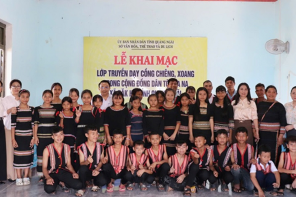 Khai mạc hai lớp truyền dạy cồng chiêng, múa xoang