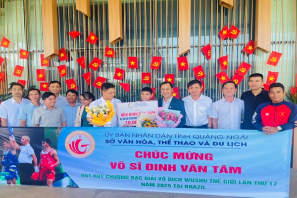 Quảng Ngãi đón vận động viên Wushu Đinh Văn Tâm giành Huy chương Bạc thế giới