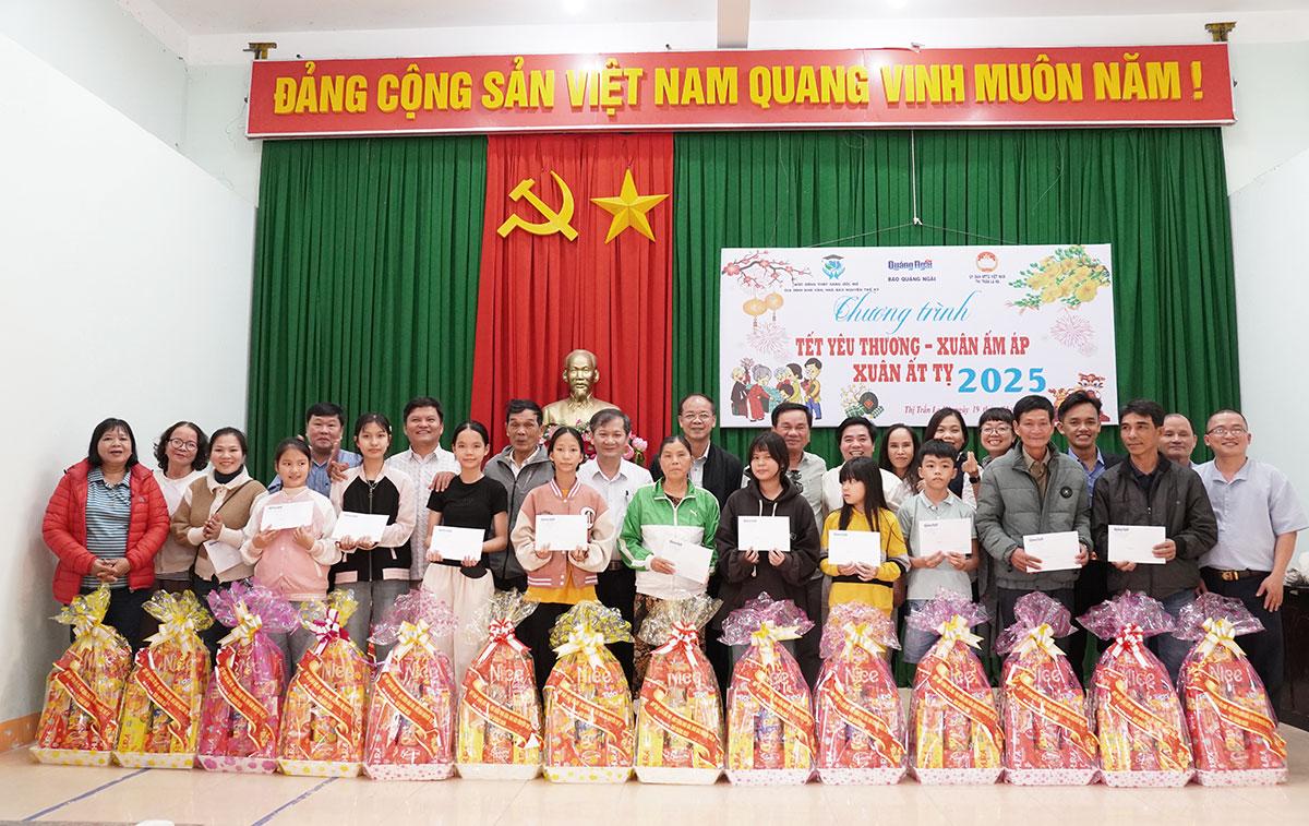 quy hoc bong thap sang uoc mo mang tet yeu thuong den hoc sinh ngheo quang ngai - 8