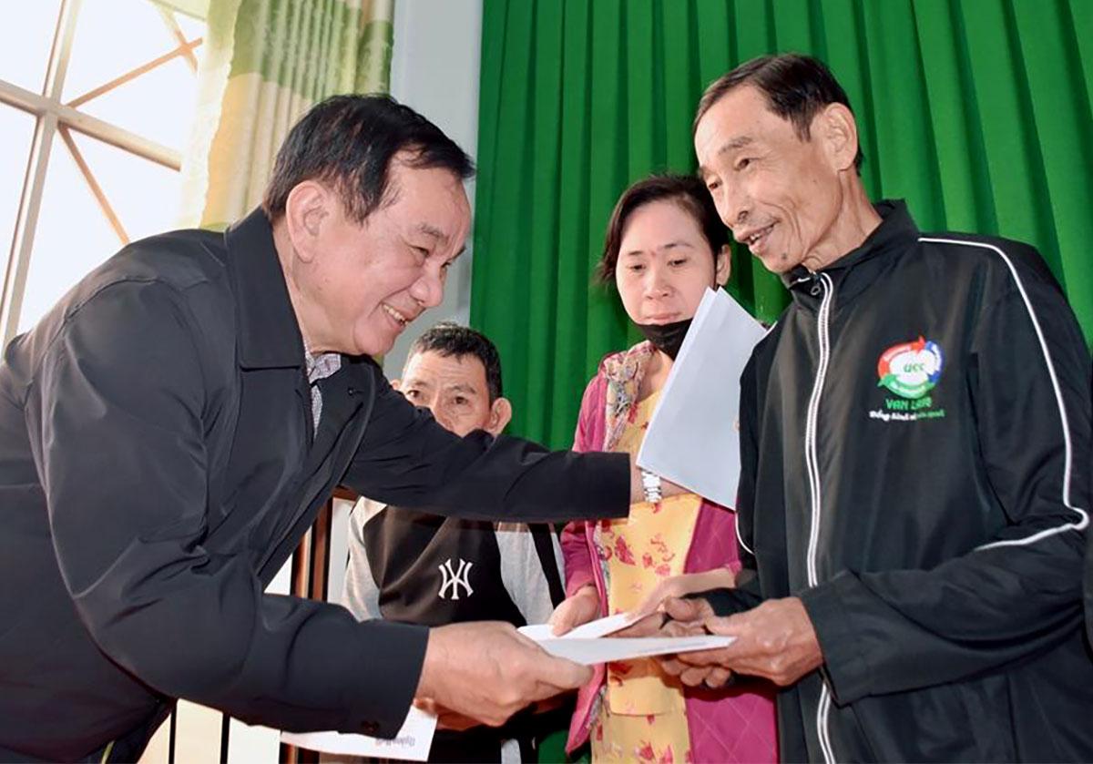 quy hoc bong thap sang uoc mo mang tet yeu thuong den hoc sinh ngheo quang ngai - 4