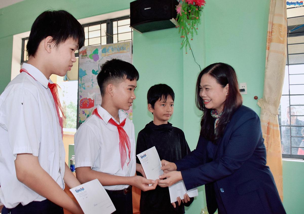 quy hoc bong thap sang uoc mo mang tet yeu thuong den hoc sinh ngheo quang ngai - 1