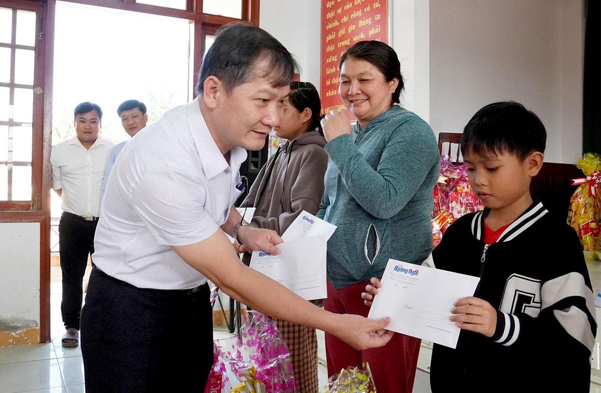 quy hoc bong thap sang uoc mo mang tet yeu thuong den hoc sinh ngheo quang ngai - 2