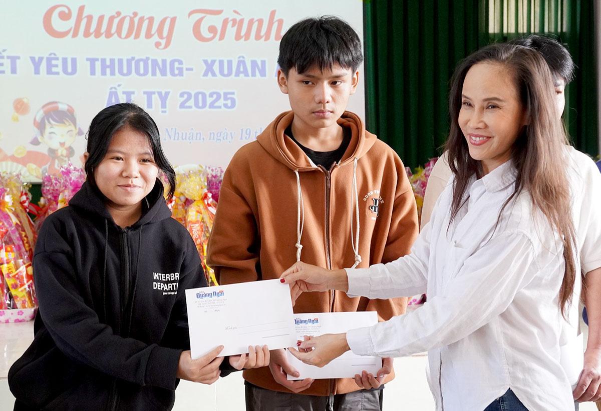 quy hoc bong thap sang uoc mo mang tet yeu thuong den hoc sinh ngheo quang ngai - 3