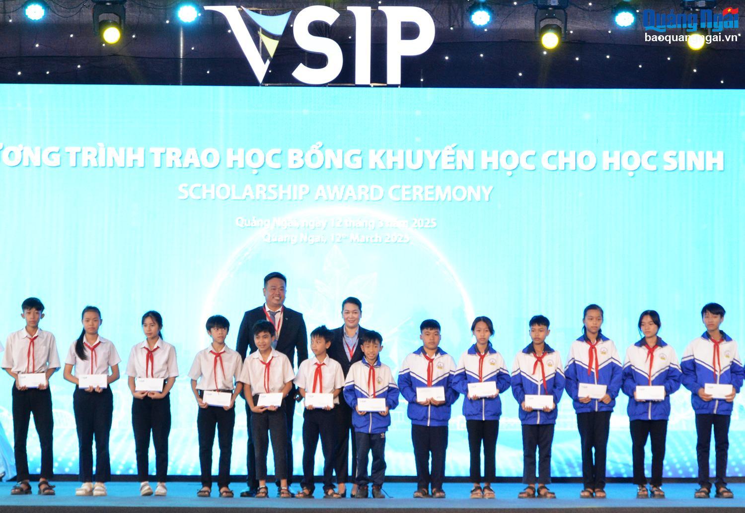 Lãnh đạo Công ty TNHH VSIP Quảng Ngãi trao học bổng cho các học sinh.