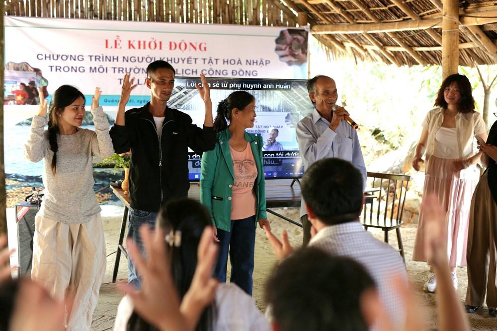 Người khuyết tật trải nghiệm văn hóa tại làng Gò Cỏ - ảnh 4