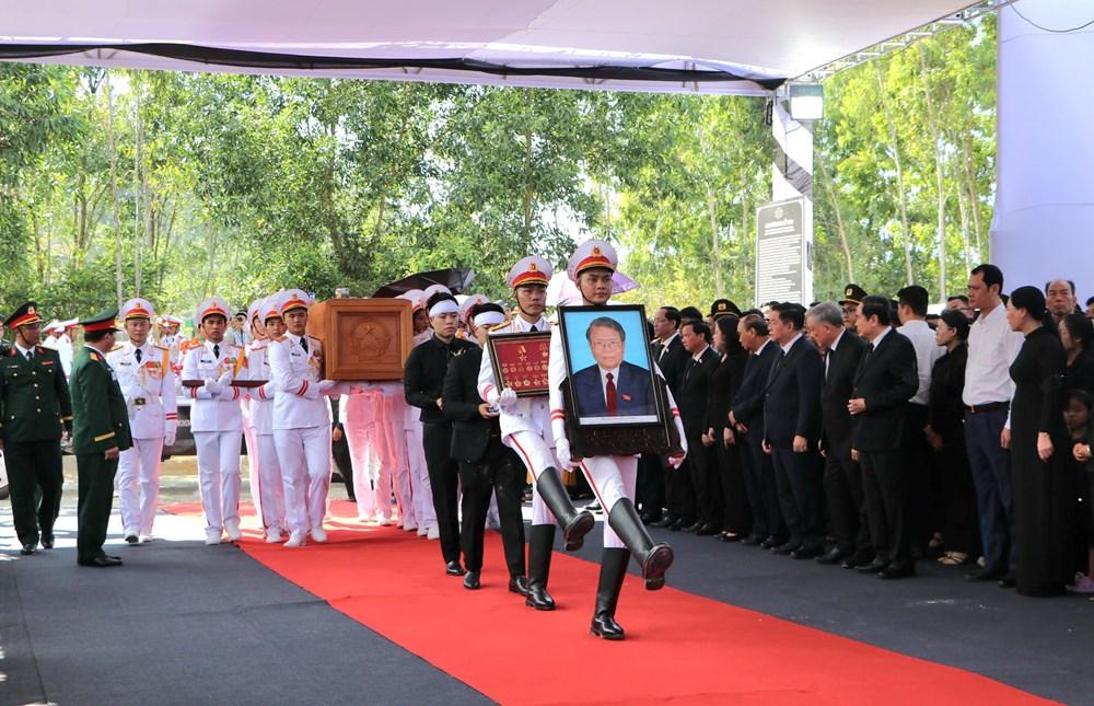 Lễ an táng nguyên Chủ tịch nước Trần Đức Lương tại quê nhà Quảng Ngãi - ảnh 2